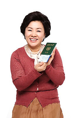 포토 JPG 라이프스타일 여자 노년 할머니 여유 해외여행 여행 휴가 한명 미소 웃음 들기 누끼 사람 동양인 성인 취미 앞모습 캐주얼 실버라이프 한국인 티켓 60대 항공권 여권 효도관광 여자만 여자한명만 노인만 노인여자만 노인여자한명만 국내포토 1 해외 옷 감정 뷰포인트 모션 표정 인종 생활 성인만 파일형식