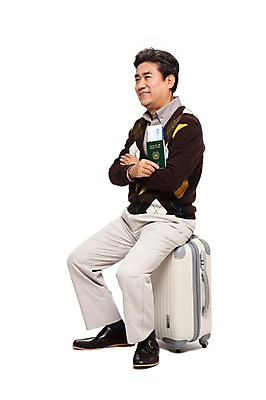 포토 JPG 전신 라이프스타일 응시 잡화 할아버지 노년 남자 여유 해외여행 여행 가방 휴가 한명 미소 웃음 들기 누끼 사람 앉기 동양인 성인 취미 옆모습 캐주얼 실버라이프 팔짱 캐리어 여행가방 희망 한국인 티켓 60대 항공권 여권 효도관광 설레임 남자만 남자한명만 노인만 노인남자만 노인남자한명만 국내포토 1 해외 시선 옷 감정 뷰포인트 모션 표정 인종 생활 성인만 파일형식