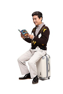 포토 JPG 전신 라이프스타일 응시 잡화 할아버지 노년 남자 여유 해외여행 여행 가방 휴가 한명 미소 웃음 들기 누끼 사람 앉기 동양인 성인 취미 옆모습 책 캐주얼 실버라이프 캐리어 여행가방 한국인 60대 가이드북 읽기 효도관광 남자만 남자한명만 노인만 노인남자만 노인남자한명만 국내포토 1 해외 시선 옷 감정 뷰포인트 모션 표정 인종 생활 성인만 파일형식