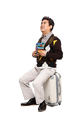 포토 JPG 전신 라이프스타일 응시 잡화 할아버지 노년 남자 여유 해외여행 여행 가방 휴가 한명 미소 웃음 들기 누끼 사람 앉기 동양인 성인 취미 옆모습 책 캐주얼 실버라이프 캐리어 여행가방 희망 한국인 60대 가이드북 효도관광 설레임 남자만 남자한명만 노인만 노인남자만 노인남자한명만 국내포토 1 해외 시선 옷 감정 뷰포인트 모션 표정 인종 생활 성인만 파일형식