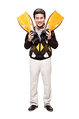 포토 JPG 전신 라이프스타일 할아버지 노년 남자 여유 여행 물놀이 레저용품 레저 휴가 한명 서기 미소 웃음 들기 누끼 사람 동양인 성인 취미 앞모습 캐주얼 실버라이프 수영 한국인 60대 오리발 수영용품 효도관광 남자만 남자한명만 노인만 노인남자만 노인남자한명만 국내포토 1 옷 감정 스포츠용품 뷰포인트 모션 놀이 표정 인종 생활 수상스포츠 성인만 파일형식