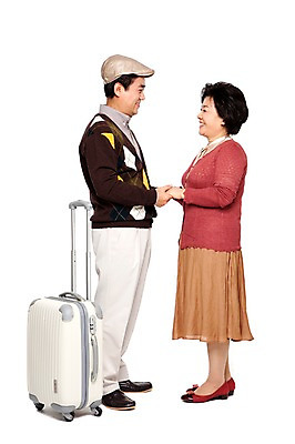 포토 JPG 전신 모자 라이프스타일 부부 커플 잡화 여자 할아버지 노년 남자 할머니 여유 해외여행 여행 가방 휴가 서기 미소 웃음 누끼 사람 동양인 성인 취미 두명 옆모습 캐주얼 실버라이프 마주보기 캐리어 여행가방 손잡기 노부부 한국인 60대 효도관광 노인만 국내포토 해외 옷 감정 뷰포인트 관계 모션 표정 인종 생활 성인만 파일형식