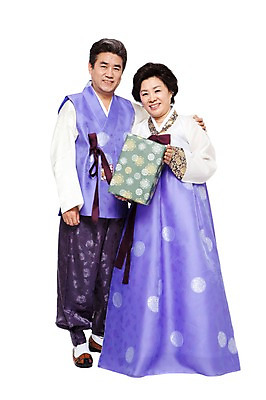 포토 JPG 스튜디오촬영 전신 한국문화 한국전통 라이프스타일 부부 커플 여자 명절 할아버지 노년 남자 전통문화 할머니 실내 선물 서기 미소 웃음 들기 누끼 사람 동양인 성인 두명 앞모습 선물상자 실버라이프 상자 설날 추석 노부부 한국인 60대 전통의상 한복 추석선물 노인만 설선물 국내포토 동양문화 전통 기념일 문화 뷰포인트 관계 모션 한국 표정 인종 내부 생활 성인만 파일형식 명절선물