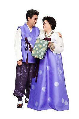 포토 JPG 스튜디오촬영 전신 한국문화 한국전통 라이프스타일 부부 커플 여자 명절 할아버지 노년 남자 전통문화 할머니 실내 선물 서기 미소 웃음 들기 누끼 사람 동양인 성인 두명 앞모습 선물상자 실버라이프 상자 설날 마주보기 추석 노부부 한국인 60대 전통의상 한복 추석선물 노인만 설선물 국내포토 동양문화 전통 기념일 문화 뷰포인트 관계 모션 한국 표정 인종 내부 생활 성인만 파일형식 명절선물