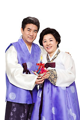 포토 JPG 스튜디오촬영 한국문화 한국전통 라이프스타일 부부 커플 여자 명절 할아버지 노년 남자 전통문화 할머니 전통소품 실내 서기 미소 웃음 들기 누끼 사람 동양인 성인 두명 앞모습 실버라이프 설날 추석 노부부 한국인 60대 전통의상 한복 복조리 노인만 국내포토 동양문화 전통 기념일 문화 뷰포인트 관계 모션 한국 표정 인종 내부 생활 오브젝트 성인만 파일형식