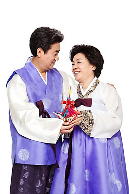 포토 JPG 스튜디오촬영 한국문화 한국전통 라이프스타일 부부 커플 여자 명절 할아버지 노년 남자 전통문화 할머니 전통소품 실내 서기 미소 웃음 들기 누끼 사람 동양인 성인 두명 앞모습 실버라이프 설날 마주보기 추석 노부부 한국인 60대 전통의상 한복 복조리 노인만 국내포토 동양문화 전통 기념일 문화 뷰포인트 관계 모션 한국 표정 인종 내부 생활 오브젝트 성인만 파일형식