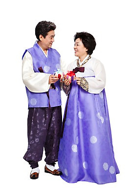 포토 JPG 스튜디오촬영 전신 한국문화 한국전통 라이프스타일 부부 커플 여자 명절 할아버지 노년 남자 전통문화 할머니 복주머니 전통소품 실내 서기 미소 웃음 들기 누끼 사람 동양인 성인 두명 앞모습 실버라이프 설날 마주보기 추석 노부부 한국인 60대 주머니 전통의상 한복 노인만 국내포토 동양문화 전통 기념일 문화 뷰포인트 관계 모션 한국 표정 인종 내부 생활 오브젝트 성인만 파일형식