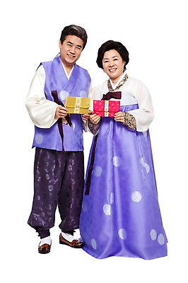 포토 JPG 스튜디오촬영 전신 한국문화 한국전통 라이프스타일 부부 커플 여자 명절 할아버지 노년 남자 전통문화 할머니 전통소품 실내 선물 서기 미소 웃음 들기 누끼 사람 동양인 성인 두명 앞모습 실버라이프 설날 추석 노부부 한국인 60대 전통의상 한복 상품권 추석선물 노인만 설선물 국내포토 동양문화 전통 기념일 문화 뷰포인트 관계 모션 한국 표정 인종 내부 생활 오브젝트 성인만 파일형식 명절선물