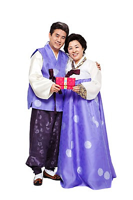 포토 JPG 스튜디오촬영 전신 한국문화 한국전통 라이프스타일 부부 커플 여자 명절 할아버지 노년 남자 전통문화 할머니 전통소품 실내 선물 서기 미소 웃음 들기 누끼 사람 동양인 성인 두명 앞모습 실버라이프 설날 추석 노부부 한국인 60대 전통의상 한복 상품권 추석선물 노인만 설선물 국내포토 동양문화 전통 기념일 문화 뷰포인트 관계 모션 한국 표정 인종 내부 생활 오브젝트 성인만 파일형식 명절선물