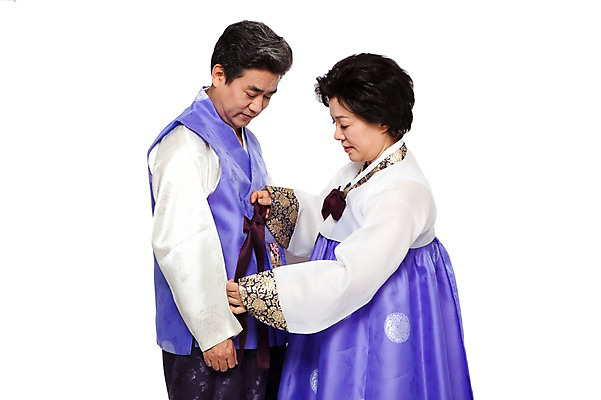 포토 JPG 스튜디오촬영 한국문화 한국전통 라이프스타일 부부 커플 여자 명절 할아버지 노년 남자 전통문화 할머니 실내 서기 누끼 사람 동양인 성인 두명 옆모습 실버라이프 설날 추석 노부부 한국인 60대 전통의상 한복 옷고름 노인만 국내포토 동양문화 전통 기념일 문화 뷰포인트 관계 모션 한국 인종 내부 생활 성인만 파일형식