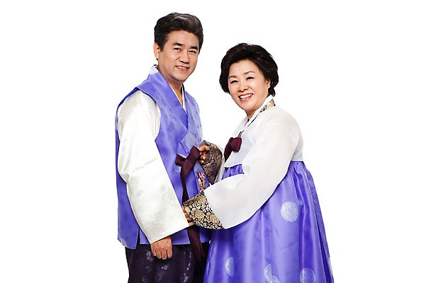 포토 JPG 스튜디오촬영 한국문화 한국전통 라이프스타일 부부 커플 여자 명절 할아버지 노년 남자 전통문화 할머니 실내 서기 미소 웃음 누끼 사람 동양인 성인 두명 옆모습 실버라이프 설날 추석 노부부 한국인 60대 전통의상 한복 옷고름 노인만 국내포토 동양문화 전통 기념일 문화 뷰포인트 관계 모션 한국 표정 인종 내부 생활 성인만 파일형식