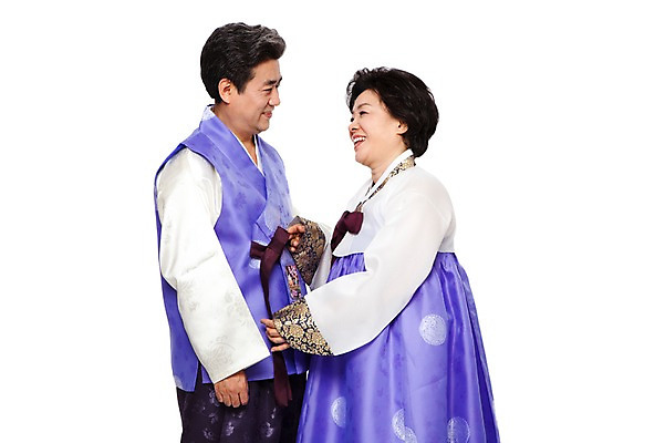 포토 JPG 스튜디오촬영 한국문화 한국전통 라이프스타일 부부 커플 여자 명절 할아버지 노년 남자 전통문화 할머니 실내 서기 미소 웃음 누끼 사람 동양인 성인 두명 옆모습 실버라이프 설날 마주보기 추석 노부부 한국인 60대 전통의상 한복 옷고름 노인만 국내포토 동양문화 전통 기념일 문화 뷰포인트 관계 모션 한국 표정 인종 내부 생활 성인만 파일형식