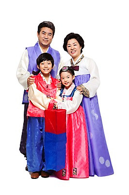 포토 JPG 스튜디오촬영 전신 한국문화 한국전통 라이프스타일 여자 명절 할아버지 노년 남자 전통문화 할머니 어린이 가족 손자 손녀 조명 전통소품 실내 서기 미소 웃음 들기 누끼 사람 동양인 소녀 소년 여러명 성인 앞모습 실버라이프 설날 추석 한국인 60대 전통의상 한복 손주 청사초롱 전통등 국내포토 동양문화 전통 기념일 문화 뷰포인트 다수 관계 모션 한국 표정 인종 내부 생활 오브젝트 초롱 파일형식