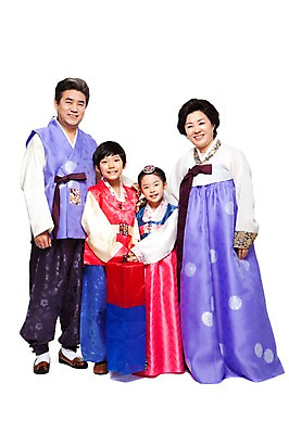 포토 JPG 스튜디오촬영 전신 한국문화 한국전통 라이프스타일 여자 명절 할아버지 노년 남자 전통문화 할머니 어린이 가족 손자 손녀 조명 전통소품 실내 서기 미소 웃음 들기 누끼 사람 동양인 소녀 소년 여러명 성인 앞모습 실버라이프 설날 추석 한국인 60대 전통의상 한복 손주 청사초롱 전통등 국내포토 동양문화 전통 기념일 문화 뷰포인트 다수 관계 모션 한국 표정 인종 내부 생활 오브젝트 초롱 파일형식