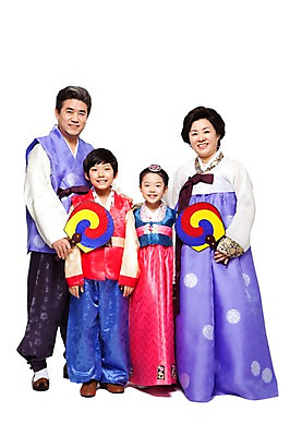 포토 JPG 스튜디오촬영 전신 한국문화 한국전통 라이프스타일 여자 명절 할아버지 노년 남자 전통문화 할머니 어린이 가족 손자 손녀 전통소품 실내 서기 미소 웃음 들기 누끼 사람 동양인 소녀 소년 여러명 성인 앞모습 실버라이프 설날 추석 한국인 부채 60대 전통의상 한복 손주 태극선 전통부채 국내포토 동양문화 전통 기념일 문화 뷰포인트 다수 관계 모션 한국 표정 인종 내부 생활 오브젝트 파일형식