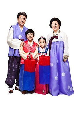 포토 JPG 스튜디오촬영 전신 한국문화 한국전통 라이프스타일 여자 명절 할아버지 노년 남자 전통문화 할머니 어린이 가족 손자 손녀 조명 전통소품 실내 서기 미소 웃음 들기 누끼 사람 동양인 소녀 소년 여러명 성인 앞모습 실버라이프 설날 추석 한국인 60대 전통의상 한복 손주 청사초롱 전통등 국내포토 동양문화 전통 기념일 문화 뷰포인트 다수 관계 모션 한국 표정 인종 내부 생활 오브젝트 초롱 파일형식