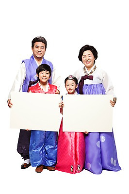 포토 JPG 스튜디오촬영 전신 한국문화 한국전통 라이프스타일 배너 여자 명절 할아버지 노년 남자 전통문화 할머니 어린이 가족 손자 손녀 사각프레임 프레임 광고판 실내 서기 미소 웃음 들기 누끼 사람 동양인 소녀 소년 여러명 성인 앞모습 실버라이프 설날 추석 한국인 60대 전통의상 한복 알림 손주 백지 국내포토 동양문화 전통 기념일 문화 뷰포인트 다수 관계 모션 한국 알림판 표정 인종 내부 생활 사각형 판 파일형식