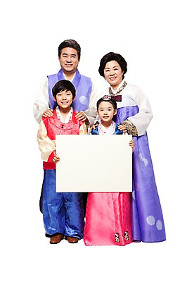 포토 JPG 스튜디오촬영 전신 한국문화 한국전통 라이프스타일 배너 여자 명절 할아버지 노년 남자 전통문화 할머니 어린이 가족 손자 손녀 사각프레임 프레임 광고판 실내 서기 미소 웃음 들기 누끼 사람 동양인 소녀 소년 여러명 성인 앞모습 실버라이프 설날 추석 한국인 60대 전통의상 한복 알림 손주 백지 국내포토 동양문화 전통 기념일 문화 뷰포인트 다수 관계 모션 한국 알림판 표정 인종 내부 생활 사각형 판 파일형식