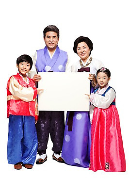 포토 JPG 스튜디오촬영 전신 한국문화 한국전통 라이프스타일 배너 여자 명절 할아버지 노년 남자 전통문화 할머니 어린이 가족 손자 손녀 사각프레임 프레임 광고판 실내 서기 미소 웃음 들기 누끼 사람 동양인 소녀 소년 여러명 성인 앞모습 실버라이프 설날 추석 한국인 60대 전통의상 한복 알림 손주 백지 국내포토 동양문화 전통 기념일 문화 뷰포인트 다수 관계 모션 한국 알림판 표정 인종 내부 생활 사각형 판 파일형식