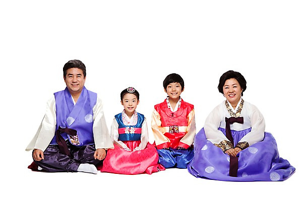 포토 JPG 스튜디오촬영 전신 한국문화 한국전통 라이프스타일 여자 명절 할아버지 노년 남자 전통문화 할머니 어린이 가족 손자 손녀 실내 미소 웃음 누끼 사람 앉기 동양인 소녀 소년 여러명 성인 앞모습 실버라이프 설날 추석 한국인 60대 전통의상 한복 손주 국내포토 동양문화 전통 기념일 문화 뷰포인트 다수 관계 모션 한국 표정 인종 내부 생활 파일형식