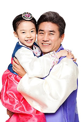 포토 JPG 스튜디오촬영 한국문화 한국전통 라이프스타일 여자 명절 할아버지 노년 남자 전통문화 어린이 안기 포옹 손녀 실내 서기 미소 웃음 누끼 사람 동양인 소녀 상반신 성인 두명 옆모습 실버라이프 한국인 60대 전통의상 한복 손주 국내포토 동양문화 전통 기념일 문화 뷰포인트 가족 모션 한국 표정 인종 내부 생활 파일형식