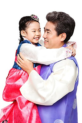 포토 JPG 스튜디오촬영 한국문화 한국전통 라이프스타일 여자 명절 할아버지 노년 남자 전통문화 어린이 안기 포옹 손녀 실내 서기 미소 웃음 누끼 사람 동양인 소녀 상반신 성인 두명 옆모습 실버라이프 한국인 60대 전통의상 한복 손주 국내포토 동양문화 전통 기념일 문화 뷰포인트 가족 모션 한국 표정 인종 내부 생활 파일형식