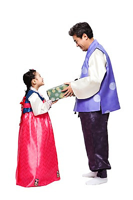 포토 JPG 스튜디오촬영 전신 한국문화 한국전통 라이프스타일 여자 명절 할아버지 노년 남자 전통문화 어린이 손녀 실내 선물 서기 미소 웃음 들기 누끼 사람 동양인 소녀 성인 두명 옆모습 선물상자 실버라이프 상자 마주보기 한국인 60대 전통의상 한복 손주 주기 국내포토 동양문화 전통 기념일 문화 뷰포인트 가족 모션 한국 표정 인종 내부 생활 파일형식