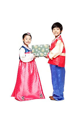 포토 JPG 스튜디오촬영 전신 한국문화 한국전통 라이프스타일 여자 명절 남자 전통문화 어린이 실내 선물 서기 미소 웃음 들기 누끼 사람 동양인 소녀 소년 두명 옆모습 선물상자 상자 한국인 전통의상 한복 주기 어린이만 국내포토 동양문화 전통 기념일 문화 뷰포인트 모션 한국 표정 인종 내부 생활 파일형식