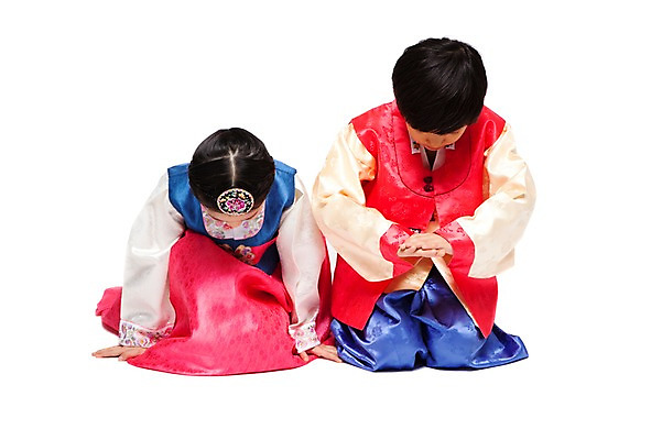 포토 JPG 스튜디오촬영 전신 한국문화 한국전통 라이프스타일 여자 명절 남자 전통문화 어린이 실내 숙이기 고개숙이기 누끼 사람 앉기 동양인 소녀 소년 두명 앞모습 한국인 예절 인사 절 무릎꿇기 전통의상 한복 세배 손모으기 어린이만 국내포토 동양문화 전통 기념일 문화 뷰포인트 포즈 모션 한국 인종 손짓 내부 생활 절_인사 파일형식