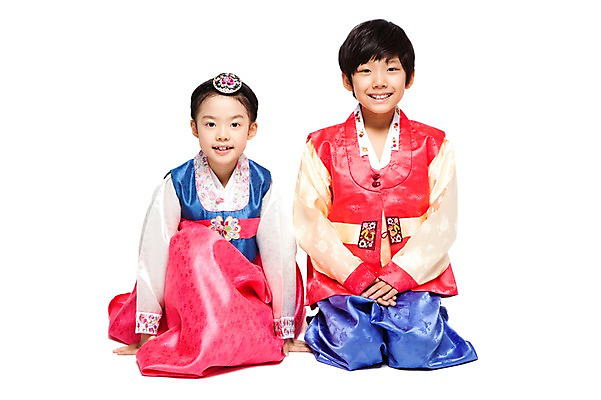 포토 JPG 스튜디오촬영 전신 한국문화 한국전통 라이프스타일 여자 명절 남자 전통문화 어린이 실내 미소 웃음 누끼 사람 앉기 동양인 소녀 소년 두명 앞모습 한국인 예절 인사 절 무릎꿇기 전통의상 한복 세배 손모으기 어린이만 국내포토 동양문화 전통 기념일 문화 뷰포인트 모션 한국 표정 인종 손짓 내부 생활 절_인사 파일형식