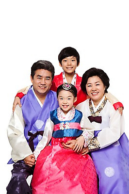 포토 JPG 스튜디오촬영 한국문화 한국전통 라이프스타일 여자 명절 할아버지 노년 남자 전통문화 할머니 어린이 가족 손자 손녀 실내 미소 웃음 누끼 사람 앉기 동양인 소녀 소년 여러명 성인 앞모습 실버라이프 설날 추석 한국인 60대 전통의상 한복 손주 국내포토 동양문화 전통 기념일 문화 뷰포인트 다수 관계 모션 한국 표정 인종 내부 생활 파일형식