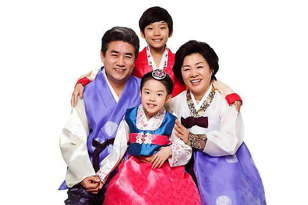 포토 JPG 스튜디오촬영 한국문화 한국전통 라이프스타일 여자 명절 할아버지 노년 남자 전통문화 할머니 어린이 가족 손자 손녀 실내 미소 웃음 누끼 사람 앉기 동양인 소녀 소년 여러명 성인 앞모습 실버라이프 설날 추석 한국인 60대 전통의상 한복 손주 국내포토 동양문화 전통 기념일 문화 뷰포인트 다수 관계 모션 한국 표정 인종 내부 생활 파일형식