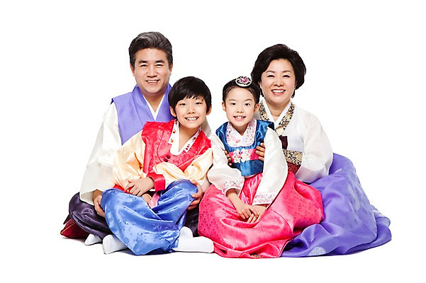포토 JPG 스튜디오촬영 전신 한국문화 한국전통 라이프스타일 여자 명절 할아버지 노년 남자 전통문화 할머니 어린이 가족 손자 손녀 실내 미소 웃음 누끼 사람 앉기 동양인 소녀 소년 여러명 성인 앞모습 실버라이프 설날 추석 한국인 60대 전통의상 한복 손주 국내포토 동양문화 전통 기념일 문화 뷰포인트 다수 관계 모션 한국 표정 인종 내부 생활 파일형식