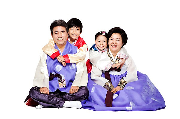 포토 JPG 스튜디오촬영 전신 한국문화 한국전통 라이프스타일 여자 명절 할아버지 노년 남자 전통문화 할머니 어린이 가족 안기 포옹 손자 손녀 실내 미소 웃음 누끼 사람 앉기 동양인 소녀 소년 여러명 성인 앞모습 실버라이프 설날 추석 한국인 60대 전통의상 한복 손주 국내포토 동양문화 전통 기념일 문화 뷰포인트 다수 관계 모션 한국 표정 인종 내부 생활 파일형식