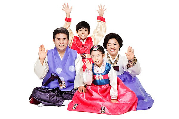 포토 JPG 스튜디오촬영 전신 한국문화 한국전통 라이프스타일 여자 명절 할아버지 노년 남자 전통문화 할머니 어린이 가족 손자 손녀 실내 미소 웃음 누끼 사람 앉기 동양인 손짓 소녀 소년 여러명 성인 앞모습 실버라이프 설날 추석 한국인 인사 60대 전통의상 한복 손주 손인사 국내포토 동양문화 전통 기념일 문화 뷰포인트 다수 관계 모션 한국 표정 인종 내부 생활 예절 파일형식