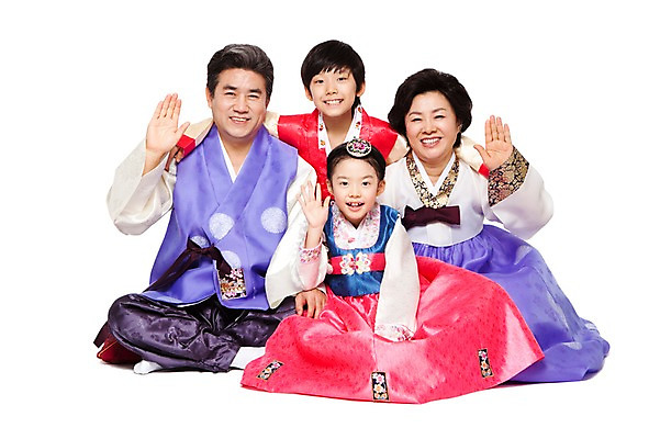 포토 JPG 스튜디오촬영 전신 한국문화 한국전통 라이프스타일 여자 명절 할아버지 노년 남자 전통문화 할머니 어린이 가족 손자 손녀 실내 미소 웃음 누끼 사람 앉기 동양인 손짓 소녀 소년 여러명 성인 앞모습 실버라이프 설날 추석 한국인 인사 60대 전통의상 한복 손주 손인사 국내포토 동양문화 전통 기념일 문화 뷰포인트 다수 관계 모션 한국 표정 인종 내부 생활 예절 파일형식