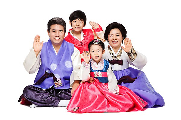 포토 JPG 스튜디오촬영 전신 한국문화 한국전통 라이프스타일 여자 명절 할아버지 노년 남자 전통문화 할머니 어린이 가족 손자 손녀 실내 미소 웃음 누끼 사람 앉기 동양인 손짓 소녀 소년 여러명 성인 앞모습 실버라이프 설날 추석 한국인 인사 60대 전통의상 한복 손주 손인사 국내포토 동양문화 전통 기념일 문화 뷰포인트 다수 관계 모션 한국 표정 인종 내부 생활 예절 파일형식