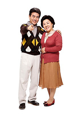 포토 JPG 전신 라이프스타일 부부 커플 여자 할아버지 노년 남자 할머니 여유 포즈 모션 서기 미소 웃음 누끼 사람 동양인 손짓 성인 두명 앞모습 캐주얼 실버라이프 노부부 한국인 가리킴 60대 노인만 국내포토 옷 감정 뷰포인트 관계 표정 인종 생활 성인만 파일형식
