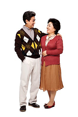 포토 JPG 전신 라이프스타일 부부 커플 여자 할아버지 노년 남자 할머니 여유 서기 미소 웃음 누끼 사람 동양인 성인 두명 앞모습 캐주얼 실버라이프 마주보기 노부부 한국인 60대 노인만 국내포토 옷 감정 뷰포인트 관계 모션 표정 인종 생활 성인만 파일형식