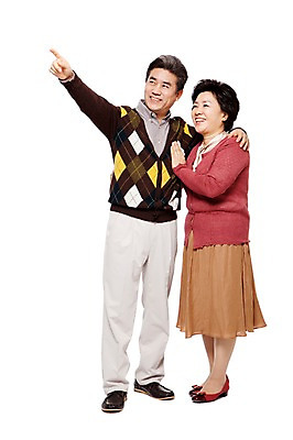 포토 JPG 전신 라이프스타일 부부 커플 응시 여자 할아버지 노년 남자 할머니 여유 포즈 모션 서기 미소 웃음 누끼 사람 동양인 손짓 성인 두명 앞모습 캐주얼 실버라이프 노부부 한국인 가리킴 60대 노인만 국내포토 시선 옷 감정 뷰포인트 관계 표정 인종 생활 성인만 파일형식