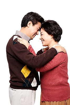 포토 JPG 라이프스타일 부부 커플 여자 할아버지 노년 남자 할머니 여유 안기 모션 포옹 사랑 미소 웃음 누끼 사람 동양인 상반신 성인 두명 옆모습 캐주얼 실버라이프 마주보기 노부부 한국인 60대 이마맞대기 노인만 국내포토 옷 감정 뷰포인트 관계 표정 인종 생활 성인만 얼굴맞대기 파일형식