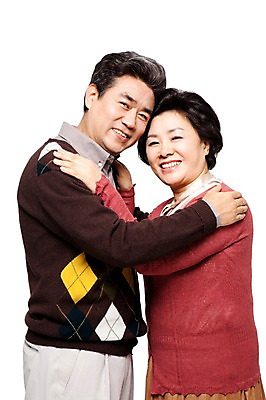 포토 JPG 라이프스타일 부부 커플 여자 할아버지 노년 남자 할머니 여유 안기 모션 포옹 사랑 미소 웃음 누끼 사람 동양인 상반신 성인 두명 옆모습 캐주얼 실버라이프 노부부 한국인 60대 노인만 국내포토 옷 감정 뷰포인트 관계 표정 인종 생활 성인만 파일형식