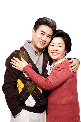 포토 JPG 라이프스타일 부부 커플 여자 할아버지 노년 남자 할머니 여유 안기 모션 포옹 사랑 미소 웃음 누끼 사람 동양인 상반신 성인 두명 앞모습 캐주얼 실버라이프 노부부 한국인 60대 노인만 국내포토 옷 감정 뷰포인트 관계 표정 인종 생활 성인만 파일형식