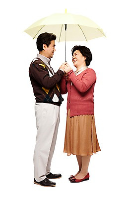 포토 JPG 전신 라이프스타일 부부 커플 잡화 여자 할아버지 노년 남자 할머니 여유 우산 서기 미소 웃음 들기 누끼 사람 동양인 성인 두명 옆모습 캐주얼 실버라이프 마주보기 노부부 한국인 60대 노인만 국내포토 옷 감정 뷰포인트 관계 모션 표정 인종 생활 성인만 파일형식