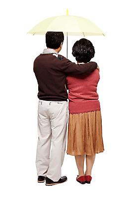 포토 JPG 전신 라이프스타일 부부 커플 잡화 여자 할아버지 노년 남자 할머니 여유 우산 서기 들기 누끼 사람 동양인 성인 두명 뒷모습 캐주얼 실버라이프 노부부 한국인 60대 노인만 국내포토 옷 감정 뷰포인트 관계 모션 인종 생활 성인만 파일형식