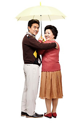 포토 JPG 전신 라이프스타일 부부 커플 잡화 여자 할아버지 노년 남자 할머니 여유 우산 서기 미소 웃음 들기 누끼 사람 동양인 성인 두명 뒷모습 캐주얼 실버라이프 노부부 한국인 뒤돌아보기 60대 노인만 국내포토 옷 감정 뷰포인트 관계 모션 표정 인종 생활 성인만 파일형식