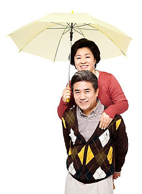 포토 JPG 라이프스타일 부부 커플 잡화 여자 할아버지 노년 남자 할머니 여유 우산 서기 미소 웃음 들기 누끼 사람 동양인 상반신 성인 두명 앞모습 캐주얼 실버라이프 노부부 한국인 60대 업기 노인만 국내포토 옷 감정 뷰포인트 관계 모션 표정 인종 생활 성인만 파일형식