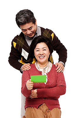 포토 JPG 라이프스타일 부부 커플 여자 할아버지 노년 남자 할머니 여유 서기 미소 웃음 들기 누끼 사람 앉기 동양인 상반신 성인 두명 앞모습 캐주얼 실버라이프 노후 노부부 저축 한국인 절약 60대 통장 노후대책 노인만 국내포토 옷 감정 뷰포인트 컨셉 관계 모션 표정 인종 생활 금융 성인만 파일형식