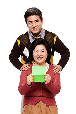 포토 JPG 라이프스타일 부부 커플 여자 할아버지 노년 남자 할머니 여유 서기 미소 웃음 들기 누끼 사람 앉기 동양인 상반신 성인 두명 앞모습 캐주얼 실버라이프 노후 노부부 저축 한국인 절약 60대 통장 노후대책 노인만 국내포토 옷 감정 뷰포인트 컨셉 관계 모션 표정 인종 생활 금융 성인만 파일형식