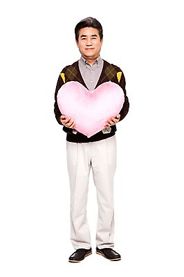 포토 JPG 전신 라이프스타일 할아버지 노년 남자 여유 쿠션 모션 선물 한명 서기 미소 웃음 들기 누끼 사람 동양인 성인 앞모습 캐주얼 실버라이프 한국인 하트 60대 하트쿠션 남자만 남자한명만 노인만 노인남자만 노인남자한명만 국내포토 모양 1 옷 감정 뷰포인트 표정 인종 생활 성인만 파일형식